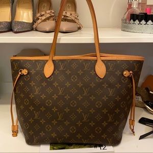 Monogram Neverfull mm peony interior. OS Louis Vuitton.